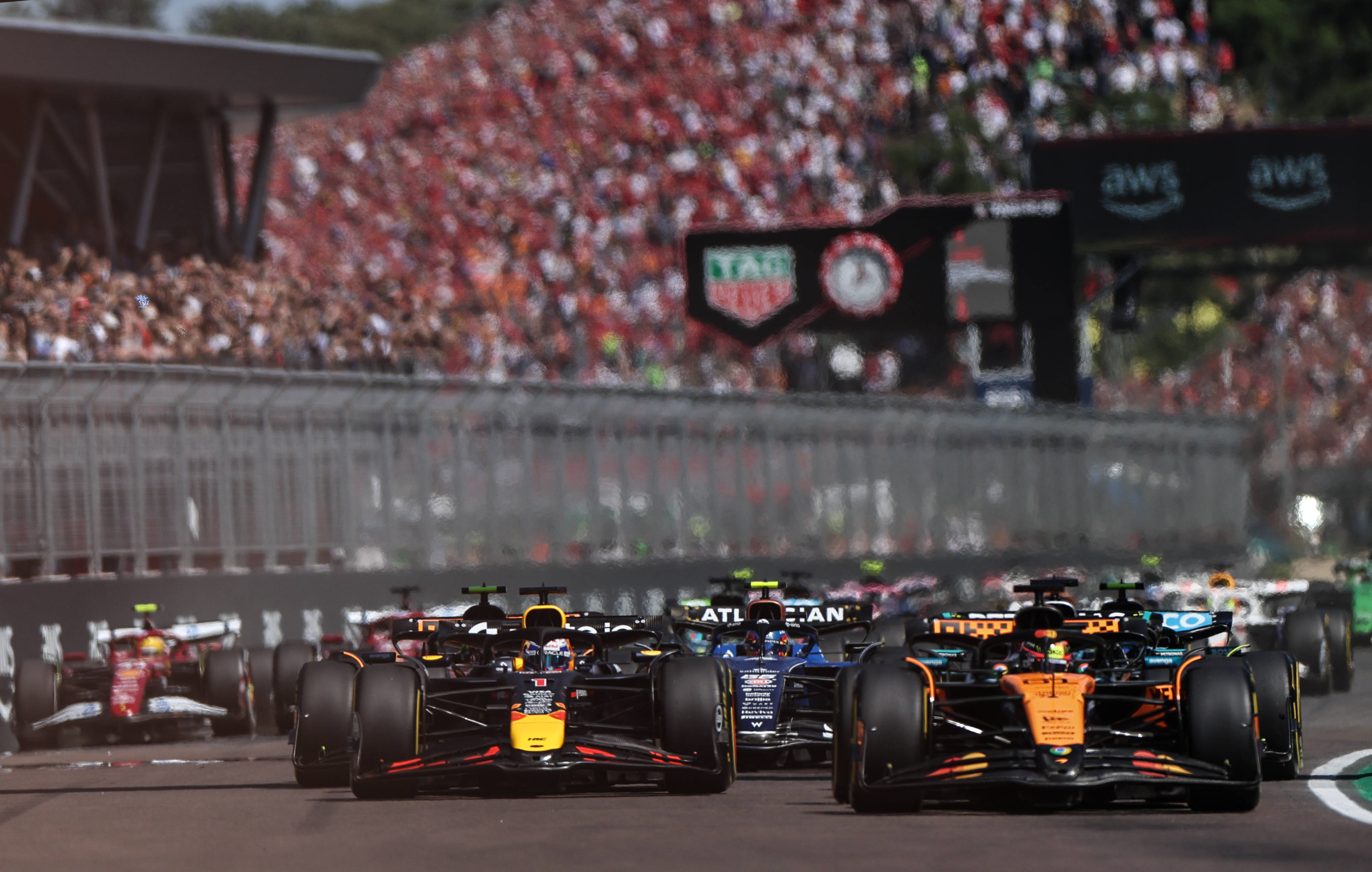 红牛二队鏖战梅赛德斯,维斯塔潘带队取胜 红牛二队鏖战梅赛德斯,维斯塔潘带队取胜